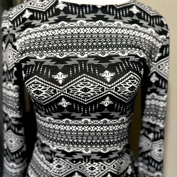 Divided from H&M long sleeve stretchy dress in a sz 6.  Excellent condition. - Picture 2 of 7